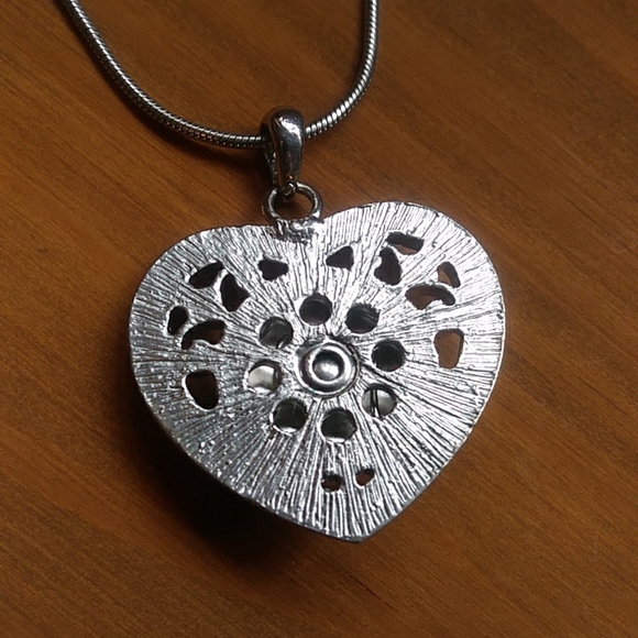 Vintage silver tone heart pendant necklace - Picture 4 of 7